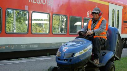 Bild: Felix Kirberg/dpa
Seit 30 Jahren pflegt Karl Bürger den Bahnhof in seinem Heimatort Walpertskirchen. Dort mäht er beispielsweise regelmäßig den Rasen.