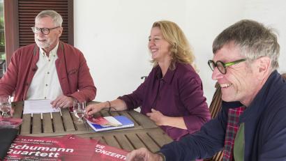 Bild: Gabi Schönberger
Die Saison der Weidener Meisterkonzerte kann starten: Künstlerischer Leiter Harald Roth (von links), Vorsitzende Andrea Trottmann-Zahner und zweiter Vorsitzender Christoph Thomas sind fasziniert von hochkarätiger Klassik, die sie dem Weidener Publikum bis hin zu jungen Leuten und Schülern nahebringen wollen.