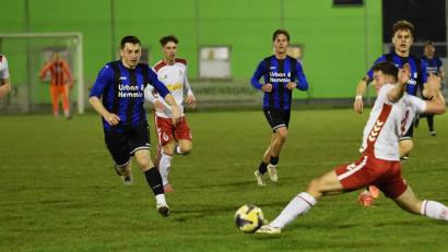 Archivbild: Gerhard Büttner
Der Weidener Patryk Bytomski (links, blaues Trikot) marschiert durch die Regensburger Abwehr: Mit 1:0 gewann die SpVgg SV Weiden den letzten Vergleich gegen die U21 des SSV Jahn. Ein Ergebnis, das es am Samstag zu wiederholen gilt.