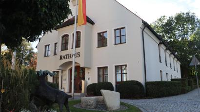 Bild: Michael Rabenhofer
Push-Nachrichten aus dem Riedener Rathaus direkt aufs Handy? In Rieden soll dies demnächst mit einer Markt-Rieden-App für Bürger, Vereine und Organisationen in vielfältiger Weise möglich sein.
