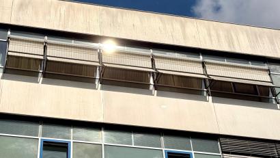 Archivbild: Gabi Schönberger
Sonnenschutz am Klinikum in Weiden: Gerade Heime und Krankenhäuser tun sich auch in der Oberpfalz im Sommer schwer damit, die Hitze draußen zu halten.