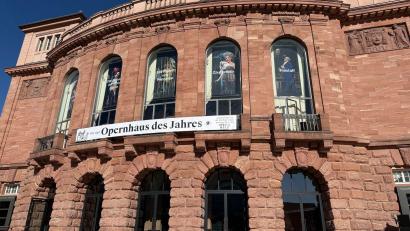 Bild: Christian Schultz/dpa
Am Staatstheater Mainz wurde am Freitag ein Banner mit der Aufschrift „Wir sind Opernhaus des Jahres“ aufgehängt.