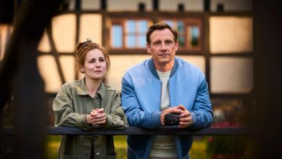 Bild: Gordon Muehle/ZDF/dpa
Charlie (Josefine Preuß) und Moritz (Patrick Kalupa) stehen nebeneinander. Wie geht es mit den beiden weiter?