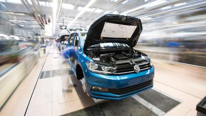 Bild: Julian Stratenschulte/dpa
Potenziell von dem Problem betroffen: der VW Touran. (Archivbild)
