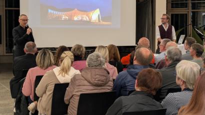 Bild: Paul Zrenner
Bernd Sommer (links) und Andreas Weingut (rechts) während der Bürgerversammlung in der Aula der Grundschule. Auf der Leinwand ein Beispiel, wie eine multifunktionell nutzbare und transportable Turnhalle als Übergangslösung während der Bauzeit aussehen könnte.