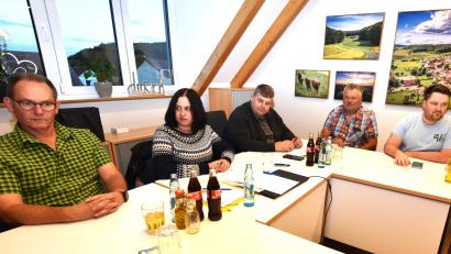 Bild: Norbert Weis
Beim Jugendforum der Gemeinde Illschwang im Rathaus verfolgten Vertreter von Politik und Vereinen die Aufzählung eines breiten Angebots für junge Menschen. Zweite von links: Die neue Jugendsprecherin Lisa Herbst.
