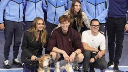 Bild: Marco Alpozzi/LaPresse via ZUMA Press/dpa
Tennisstar Jannik Sinner (Mitte) und seine Freundin Laila Hasanovic (links) zeigten sich schon im November gemeinsam nach Sinners Sieg gegen Carlos Alcaraz bei den ATP-World Tour Finals. (Archivbild)