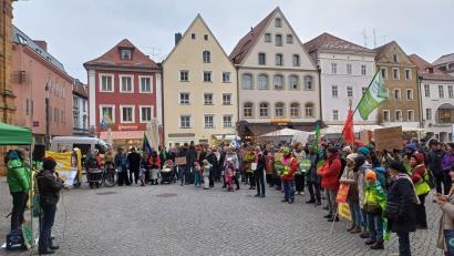 Archivbild: Corinna Schuhbauer
Fridays for Future Amberg plant eine Menschenkette auf dem Marktplatz für Klimaschutz.