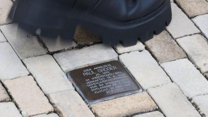 Bild: Robert Michael/dpa
In Heidenau sollen künftig keine Stolpersteine mehr im öffentlichen Straßenraum verlegt werden.