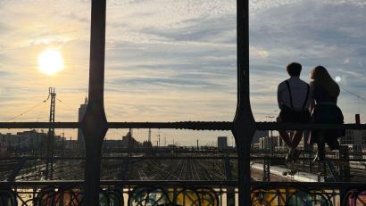 Bild: Julian Degler/dpa
Auch auf der Münchner Hackerbrücke dürften am Wochenende viele wieder milde Temperaturen genießen. (Archivbild)