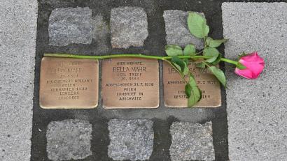 Bild: Swen Pförtner/dpa
Im sächsischen Heidenau sollen künftig keine neuen Stolpersteine mehr verlegt werden. (Symbolbild)