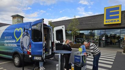 Bild: Christopher Dotzler
Redaktion on Tour vor dem Edeka in Hirschau: Am Stand kamen Gäste und Mitarbeiter von Oberpfalz-Medien ins Gespräch.