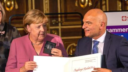 Bild: Stefan Puchner/dpa
Merkel erhielt den Elisabeth-Preis der Caritas für ihren Einsatz für Solidarität, Verantwortung und gesellschaftlichen Zusammenhalt.