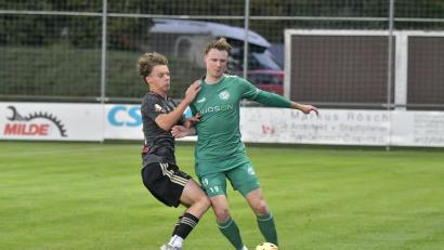 Bild: Hubert Ziegler
Kampf um den Ball zwischen Fabio Pirner (rechts) von der DJK Gebenbach und seinem Regensburger Gegenspieler. Die Bayernliga-Partie endete mit 1:1.