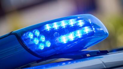 Bild: Lino Mirgeler/dpa
Bei einer Wohnungsdurchsuchung ist ein Mann aus einem Fenster gesprungen und schwer verletzt worden. (Symbolbild)