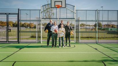 Bild: Michael Golinski
Das neue Multispielfeld im Sportpark am Schanzl bietet jetzt einmal pro Woche ein Gratis-Training für Jugendliche Basketballer an. Oberbürgermeister Michael Fritz (vorne links) durfte sich bei der Vorstellung am Basketball versuchen.