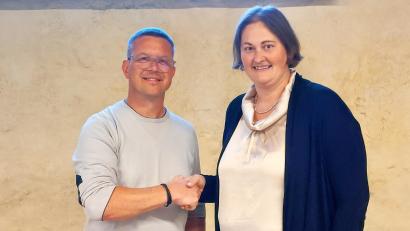 Bild: mfh
Königsteins Bürgermeister Jörk Kaduk gratuliert der frisch vereidigten Markträtin Sandra Pirner.