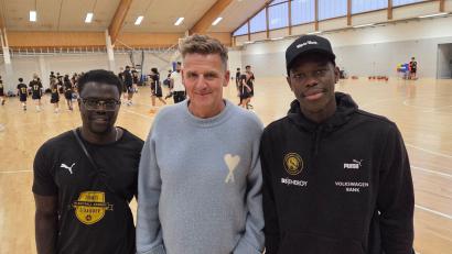 Bild: Christian Brahmann/dpa
Dennis Schröder (r) freut sich immer noch auf die NBA und will mit Partnern wie dem früheren Handball-Nationalspieler Mannhard Bech (m) Kinder für den Sport begeistern.