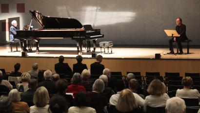 Bild: Helmut Kunz
Markus Becker am Klavier und Schauspieler Ulrich Noethen, der Konzertkritiken sowie Passagen aus den Erinnerungen des Schriftstellers Max Brod las.