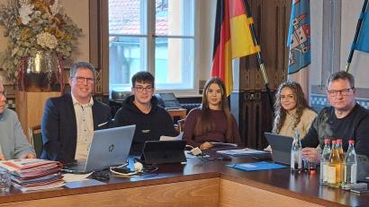 Bild: Elfriede Weiß
Projektleiter Bernd Bischoff, Jakob Schneider, Anna Lang und Saskia Pompowski (von links) erläutern den Stadträten die Ergebnisse aus dem Projekt "Insight Neunburg"