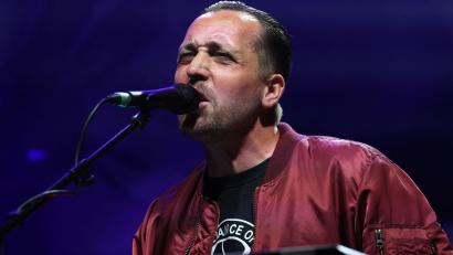 Bild: Bernd Wüstneck/dpa
Danger Dan macht als Solokünstler Musik, ist aber auch Teil der Rap-Gruppe Antilopen Gang. (Archivbild)