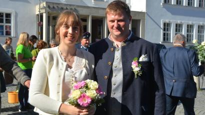 Bild: Josef Rosner
Strahlend zeigte sich nach der kirchlichen Trauung das Brautpaar Eva Amschl und Michael Lang auf dem Waldsassener Basilikaplatz. Nach dem Standesamt ging es am Samstag gleich in die Klosterkirche.