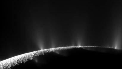 Bild: picture alliance / dpa
Geysire am Südpol des Saturnmondes schleudern Wasserdampf und Eiskörner Hunderte Kilometer hoch ins Weltall. (Archivbild)