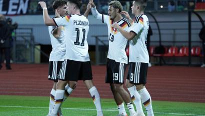Bild: Roman Koksarov/dpa/
Die deutsche U21 um Paris Brunner (2.v.r.) jubelt über den Sieg in Lettland.