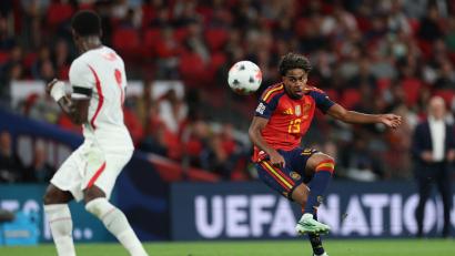 Bild: Ian Walton/AP/dpa
Lamine Yamal (rechts) brachte Spanien gegen England früh in Führung.