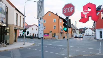 Bild: Robert Dotzauer
Der barrierefreie Umbau der Ampelanlage an der Deyerling-Kreuzung führt ab 30. September bis voraussichtlich 14. November 2026 zu einer Vollsperrung des Kreuzungsbereiches für alle Verkehrsteilnehmer.