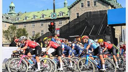 Bild: Graham Hughes/The Canadian Press/AP/dpa
Das Peloton des Frauenrennens bei der Rad-WM.