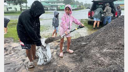 Bild: Eugene Garcia/AP/dpa
In Hawaii füllen Menschen Sandsäcke, um ihre Häuser vor den Auswirkungen von „Nolo“ zu schützen.