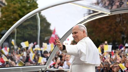 Bild: Emma Da Silva/AP/dpa
Hunderttausende Menschen sind für die Papstmesse ins Stadtzentrum von Paris gekommen.