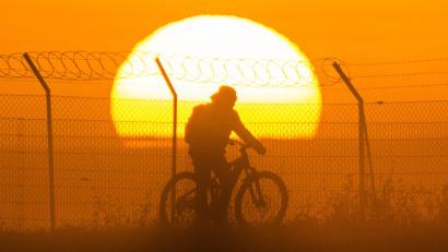 Bild: Julian Stratenschulte/dpa
Am Wochenende wird es noch einmal sommerlich in Deutschland – im Südwesten sogar mit Temperaturen über 30 Grad.