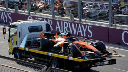 Bild: Darko Bandic/AP/dpa
Lando Norris scheidet in Baku unverschuldet aus.