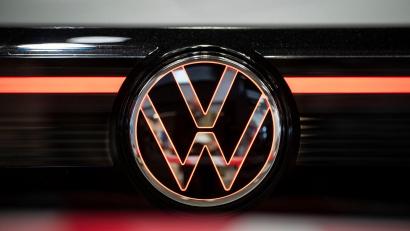 Symbolbild: Hannes P. Albert/dpa
Wegen einer fehlenden Schraube müssen VW-Fahrer für einen vorsorglichen Rückruf möglicherweise zweimal in die Werkstatt.