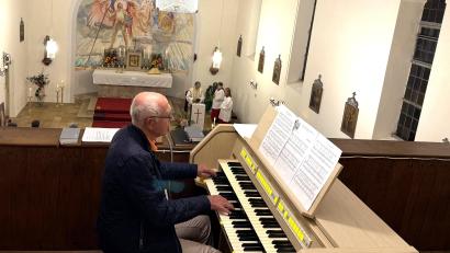 Bild: fvo
Organist Paul Bodensteiner spielt beim Patrozinium der Albersriether Dorfkapelle St. Michael die neue geweihte Orgel.
