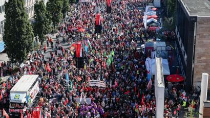 Bild: Daniel Löb/dpa
Allein 20.000 Menschen zogen nach Polizeiangaben bei verschiedenen Demonstrationszügen durch Nürnberg.