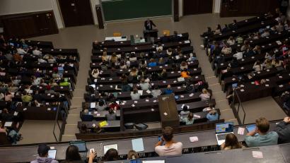 Archivbild: Peter Kneffel/dpa
An Bayerns Hochschulen geht das Wintersemester los.