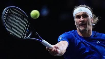 Bild: Maja Smiejkowska/AP/dpa
Alexander Zverev schlägt aktuell beim Laver Cup auf.