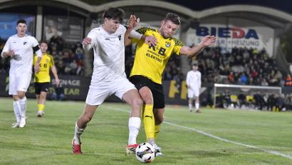 Bild: Hubert Ziegler
Marco Seifert (rechts) und der FC Amberg stürzten am Freitagabend den Landesliga-Tabellenführer aus Burglengenfeld. Die Partie am Schanzl endete mir 3:0 für das Team von Erkan Kara – der im Anschluss mächtig stolz auf seine Mannen war.