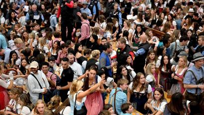 Bild: Felix Hörhager/dpa
Beim Reservierungswechsel wird es voll auf der Wiesn.