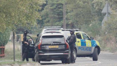 Bild: Ben Birchall/PA Wire/dpa
Die Polizei hatte in der Nähe des britischen Luftwaffenstützpunkts fünf Männer festgenommen.