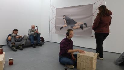 Bild: Helmut Kunz
Die Kultur-Kooperative Oberpfalz (KoOpf) lud am Freitag zur jährlichen Kunstnacht in den Weidener Kunstverein ein. Die Kunstnacht bot Gelegenheit, die Ausstellung „When we keep each other“ in entspannter Atmosphäre kennenzulernen.