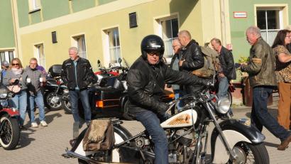 Bild: Joachim Gebhardt
Rudolf Härtl rollt an mit seiner Indian Chief - ein prachtvolles, fast 80 Jahre altes Motorrad.