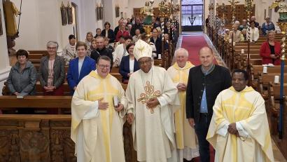 Bild: Karl Ziegler
Bischof Beatus freute sich über den herzlichen Empfang in der gut besuchten Eslarner Pfarrkirche.