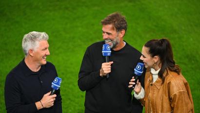 Bild: Tom Weller/dpa
TV-Experte Bastian Schweinsteiger zusammen mit Bundestrainer Jürgen Klopp und ARD-Moderatorin Esther Sedlaczek vor dem Länderspiel gegen Griechenland.