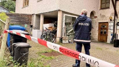 Archivbild: Christine Vincon/dpa
In einem Mehrfamilienhaus in Zwiesel soll ein heute 38 Jahre alter Mann im Sommer 2025 drei Menschen ermordet haben.