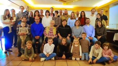 Bild: Rudolf Walberer
Alle Generationen der großen Familie trafen sich, um den 90. Geburtstag von Margit Bruckner (Bildmitte) zu feiern. Rechts neben der vitalen Jubilarin Sohn Hans, rechts neben ihr die Töchter Lisa und Doris. Zum Nachwuchs zählen inzwischen 18 Enkel und Urenkel.