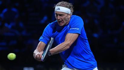 Bild: Maja Smiejkowska/AP/dpa
Alexander Zverev beim Laver Cup in Aktion.
